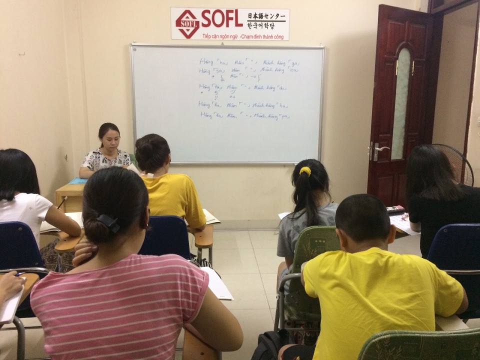 Lớp học với giáo viên người Việt